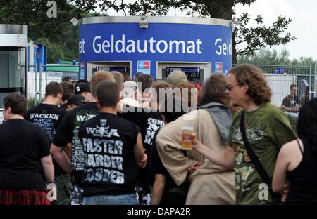 Heavy Metal fans Stand vor der Geldautomaten auf dem Boden des Open-Air-Festival in Wacken, Deutschland, 5. August 2011. Erwartet werden mehr als 75.000 Besucher zu Wacke Open Air (WAO), größte Heavy-Metal-Festival der Welt. Foto: CARSTEN REHDER Stockfoto