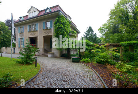 Hier sehen die Stalin-Villa im Bereich Babelsberg in Potsdam, Deutschland, 31. Juli 2011. Die Villa befindet sich im Stadtteil Villa Neubabelsberg bei Karl-Marx-Straße 27 und wurde vom Architekten Alfred Grenander für den Besitzer der Pelz Mantel Firma C.A. Herpich & Söhne 1910/11 erbaut. Vom 16. Juli bis zum 2. August 1945 waren Joseph Stalin in diesem Haus. Foto: Soeren Stache Stockfoto