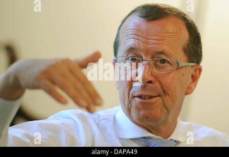 (DATEI) Eine Archivfoto datiert 22. Juni 2011 zeigt der ehemalige stellvertretende Direktor der UNAMA (United Nations Assistance Mission in Afghanistan), Martin Kobler, im Gespräch mit dem Vorsitzenden der parlamentarischen Fraktion SPD Steinmeier in Kabul, Afghanistan. UN-Generalsekretär Ban hat Martin Kobler zum neuen Sonderbeauftragten für das Land ernannt und gleichzeitig wird er Leiter der Stockfoto