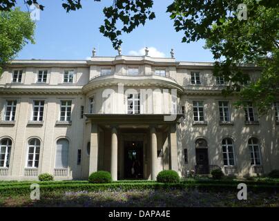 Ein Blick auf den Eingangsbereich der Villa, die der berüchtigten Wannsee-Konferenz in Berlin, Deutschland, 10. Juli 2011 untergebracht. Am 20. Januar 1942 trafen 15 Top-Level-Nazi-Beamten verschiedener Ministerien des Dritten Reiches und der SS in der Villa, die Umsetzung zu deportieren und Ermordung der europäischen Juden zu diskutieren. Die Lage am See Wannsee gab Konferenz seinen Namen. Auf Stockfoto