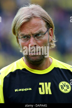 Dortmunds Trainer Juergen Klopp vor Beginn der Bundesliga-Fußballspiel zwischen Borussia Dortmund Vs Hamburger SV im Signal Iduna Park in Dortmund-Stadion in Dortmuund, Deutschland, 5. August 2011 abgebildet. Foto: Roland Weihrauch (Achtung: EMBARGO Bedingungen! Die DFL ermöglicht die weitere Nutzung der Bilder im IPTV, mobile Dienste und andere neue Technologien Stockfoto