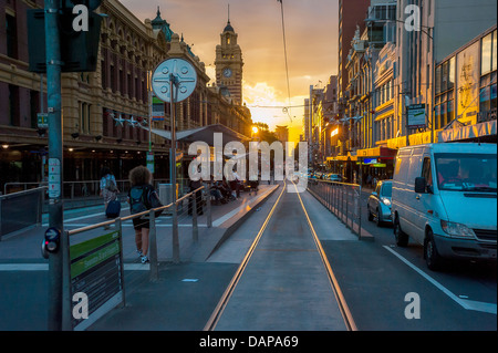 Sonnenuntergang trifft die Straßenbahnhaltestelle vor Flinders Street Station in Melbourne Australien Stockfoto