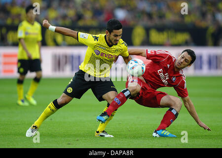 Der Dortmunder Ilkay Gündogan Kämpfe um den Ball mit Hamburgs Gojko Kacar (L) beim deutschen Fußball-Bundesliga Spiel Borussia Dortmund vs. Hamburger SV im Signal Iduna Park in Dortmund, Deutschland, 5. August 2011. Foto: Revierphoto Stockfoto