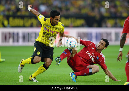 Der Dortmunder Ilkay Gündogan Kämpfe um den Ball mit Hamburgs Gojko Kacar (L) beim deutschen Fußball-Bundesliga Spiel Borussia Dortmund vs. Hamburger SV im Signal Iduna Park in Dortmund, Deutschland, 5. August 2011. Foto: Revierphoto Stockfoto