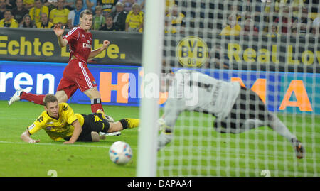 Dortmunds Torwart Roman Weidenfeller (R) Blöcke, die ein Kick aus Hamburgs Marcell Jansen, Dortmunder Lukas Piszczek zu spät, während die deutsche Bundesliga kommt Spiel Borussia Dortmund vs. Hamburger SV im Signal Iduna Park in Dortmund, Deutschland, 5. August 2011. Dortmund gegen Hamburger SV 3:1. Foto: JONAS GUETTLER Stockfoto