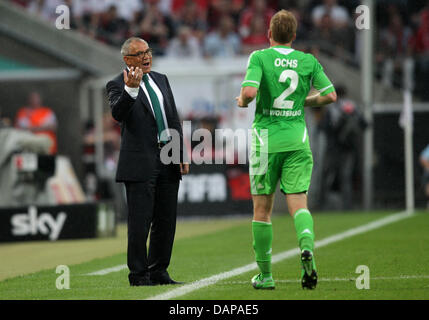 Wolfsburg Kopf spricht Trainer Felix Magath (L), Patrick Ochs während er Bundesliga Spiel FC Köln gegen den VfL Wolfsburg in der Publikumseingänge in Köln, 6. August 2011. Foto: Rolf Vennenbernd Stockfoto