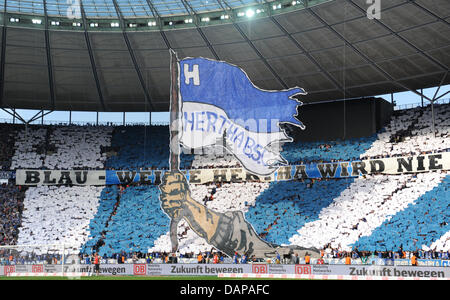 Berliner Fans feiern die Rückkehr ihres Klubs in der Bundesliga vor dem Bundesliga-Spiel Hertha BSC Berlin gegen FC Nürnberg im Olympiastadion in Berlin, Deutschland, 6. August 2011. Foto: Rainer Jensen Stockfoto