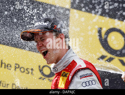 Schwedische Deutschen Tourenwagen Masters (DTM) Rennfahrer Mattias Ekstroem des Audi Sport Team Abt Sportsline feiert seinen Sieg auf dem Nürburgring in Nuerburg, Deutschland, 7. August 2011. Foto: ITR / Jürgen TAP Stockfoto