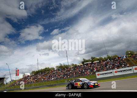 Schwedische Deutschen Tourenwagen Masters (DTM) Rennfahrer Mattias Ekstroem des Audi Sport Team Abt Sportsline erreicht die Ziellinie zuerst auf dem Nürburgring in Nuerburg, Deutschland, 7. August 2011. Foto: ITR / Jürgen TAP Stockfoto