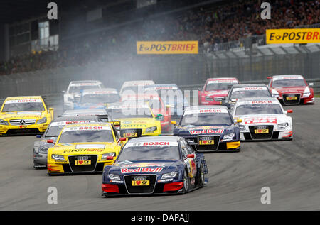 Schwedische DTM (Deutsche Tourenwagen Masters) Rennfahrer Mattias Ekstroem des Audi Sport Team Abt Sportsline (C) führt das Rennen auf dem Nürburgring in Nuerburg, Deutschland, 7. August 2011. Schwedischen Fahrer Ekstroem gewann das Rennen vor kanadischen Fahrer Spengler und deutsche Pilot Rockenfeller. Foto: ITR / Jürgen TAP Stockfoto