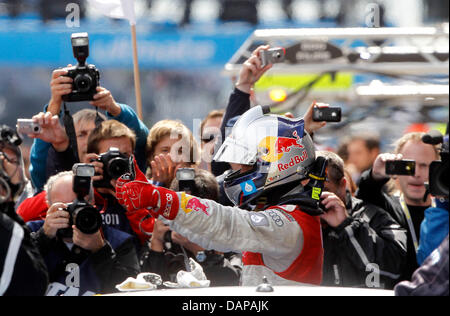 Schwedische DTM (Deutsche Tourenwagen Masters) Rennfahrer Mattias Ekstroem des Audi Sport Team Abt Sportsline feiert seinen Sieg auf dem Nürburgring in Nuerburg, Deutschland, 7. August 2011. Schwedischen Fahrer Ekstroem gewann das Rennen vor kanadischen Fahrer Spengler und deutsche Pilot Rockenfeller. Foto: ITR / Jürgen TAP Stockfoto