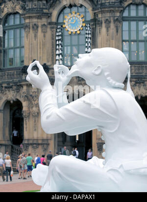 Die übergroße Nachbildung des Porzellan-Figur "Der Weisse" (die weiße) von Kaendler steht an dem barocken Zwinger vor der Glocke Pavillon mit dem Meißner Glockenspiel in Dresden, Deutschland, 5. August 2011. Die Figur wirbt Albrechtsburg in Meißen, Deutschland, der Wiege des europäischen Porzellans 301 jahrelang. Es wird auf der Brühlschen Terrasse am Ende des August eingestellt werden. Foto: Stockfoto