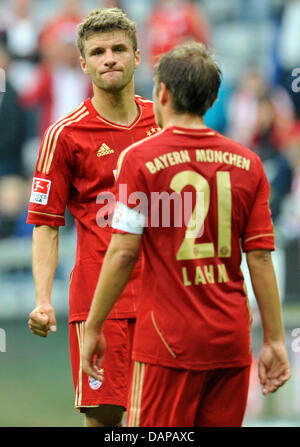 München Thomas Müller (L) und Philipp Lahm nach der Bundesliga Spiel FC Bayern München vs Borussia Mönchengladbach in der Allianz Arena in München, Deutschland, 7. August 2011. Bayern mit 0: 1 verloren. Foto: Frank Leonhardt Stockfoto