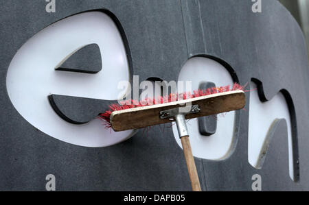 Das Logo der Energien, die riesigen Eon am Stammsitz in Düsseldorf, Deutschland, 8. August 2011 gereinigt wird. Nach der Energie haben Turn und den Ausstieg aus der Atomenergie vereitelt Gewinn Konten, die Energiekonzerne Eon, RWE & Co. sind scheinbar verärgert. Verkauf von Ersatzteilen, Website Abschaltungen einschließlich Stellenabbau, Partnersuche im Ausland, Dividendshortenings und Kapitalerhöhung werden diskutiert. P Stockfoto