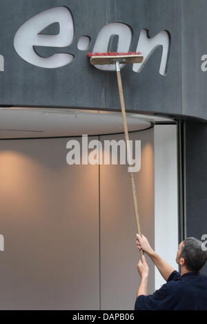 Das Logo der Energien, die riesigen Eon am Stammsitz in Düsseldorf, Deutschland, 8. August 2011 gereinigt wird. Nach der Energie haben Turn und den Ausstieg aus der Atomenergie vereitelt Gewinn Konten, die Energiekonzerne Eon, RWE & Co. sind scheinbar verärgert. Verkauf von Ersatzteilen, Website Abschaltungen einschließlich Stellenabbau, Partnersuche im Ausland, Dividendshortenings und Kapitalerhöhung werden diskutiert. P Stockfoto