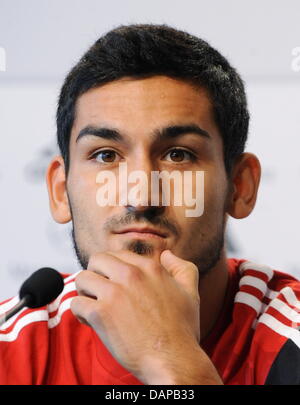 Die Nationalspieler Ilkay Guendogan lächelt während einer Pressekonferenz des deutschen Fußball-Bundes (DFB) im Mercedes-Benz Museum in Stuttgart, Deutschland, 8. August 2011. Deutschland bereitet ein Freundschaftsspiel gegen Brasilien am 10. August 2011. Foto: BERN WEISSBROD Stockfoto