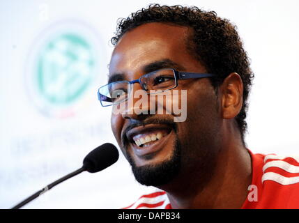 Der Nationalspieler Cacau lächelt während einer Pressekonferenz des deutschen Fußball-Bundes (DFB) im Mercedes-Benz Museum in Stuttgart, Deutschland, 8. August 2011. Deutschland bereitet ein Freundschaftsspiel gegen Brasilien am 10. August 2011. Foto: BERN WEISSBROD Stockfoto