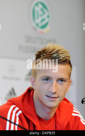 Die Nationalspieler Marco Reus spricht während einer Pressekonferenz des deutschen Fußball-Bundes (DFB) im Mercedes-Benz Museum in Stuttgart, Deutschland, 8. August 2011. Deutschland bereitet ein Freundschaftsspiel gegen Brasilien am 10. August 2011. Foto: BERND WEISSBROD Stockfoto