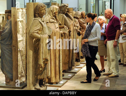 Datei - eine Archiv Bild datiert 2. August 2011 zeigt Besuchern die Einschaltquoten der elf Gründer aus den Westchor des Naumburger Doms an den Staat-Ausstellung "der Naumburger Meister - Bildhauer und Architekt im Europa der Kathedralen ('Der Naumburger Meister - Bildhauer Und Architekt Im Europa der Kathedralen") in der Halle der Spiegel des Stadtmuseums in Naumburg , Stockfoto