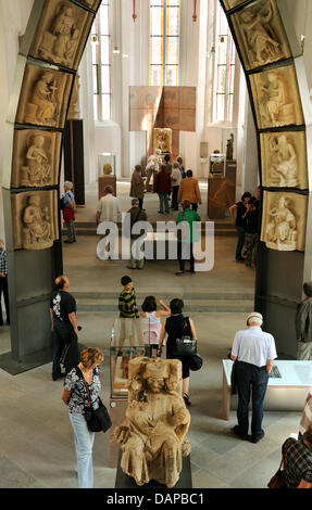 Datei - eine Archiv Bild vom 2. August 2011 zeigt Besucher mittelalterlichen Kunst arbeitet an der Zustand-Ausstellung "der Naumburger Meister - Bildhauer und Architekt im Europa der Kathedralen ('Der Naumburger Meister - Bildhauer Und Architekt Im Europa der Kathedralen") an der Marienkirche in Naumburg, Deutschland. Die Ausstellung präsentiert rund 500 Stücke, darunter 300 Darlehen des großen wor Stockfoto