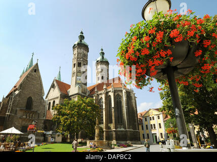 Datei - eine Archiv Bild datiert 2. August 2011 zeigt der Naumburger Doms wo der Staat-Ausstellung "der Naumburger Meister - Bildhauer und Architekt im Europa der Kathedralen" ("Der Naumburger Meister - Bildhauer Und Architekt Im Europa der Kathedralen") findet in Naumburg, Deutschland statt. Die Ausstellung präsentiert rund 500 Stücke, darunter 300 Darlehen von großen Kunstwerken von nati Stockfoto