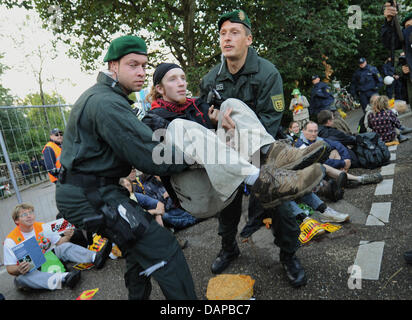 Die Polizei löscht eine Sitzung Blockade des Opponnents Stuttgartv 21 auf einer Zufahrtsstraße zur Baustelle am Hauptbahnhof in Stuttgart, Deutschland, 9. August 2011. Der Deutschen Bahn Bahn möchte Rohre für Grundwassermanagement zu installieren. Foto: Franziska Kraufmann Stockfoto