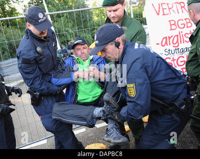 Die Polizei löscht eine Sitzung Blockade des Opponnents Stuttgartv 21 auf einer Zufahrtsstraße zur Baustelle am Hauptbahnhof in Stuttgart, Deutschland, 9. August 2011. Der Deutschen Bahn Bahn möchte Rohre für Grundwassermanagement zu installieren. Foto: Franziska Kraufmann Stockfoto