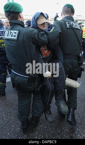 Die Polizei löscht eine Sitzung Blockade des Opponnents Stuttgartv 21 auf einer Zufahrtsstraße zur Baustelle am Hauptbahnhof in Stuttgart, Deutschland, 9. August 2011. Der Deutschen Bahn Bahn möchte Rohre für Grundwassermanagement zu installieren. Foto: Franziska Kraufmann Stockfoto