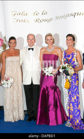 Prinzessin Stephanie, Prinz Albert II von Monaco und seine Frau, Prinzessin Charlene von Monaco und Prinzessin Caroline von Hannover kommen für den 63. Rot-Kreuz-Ball an der Sporting Club Salle des Etoiles in Monaco, 5. August 2011. Der Rot-Kreuz-Ball ist eine traditionelle jährliche Charity-Event in das Fürstentum Monaco. Foto: Danna/Realis/Pool Stockfoto