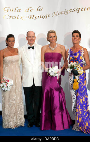 Prinzessin Stephanie, Prinz Albert II von Monaco und seine Frau, Prinzessin Charlene von Monaco und Prinzessin Caroline von Hannover kommen für den 63. Rot-Kreuz-Ball an der Sporting Club Salle des Etoiles in Monaco, 5. August 2011. Der Rot-Kreuz-Ball ist eine traditionelle jährliche Charity-Event in das Fürstentum Monaco. Foto: Fitte/Realis/Pool Stockfoto