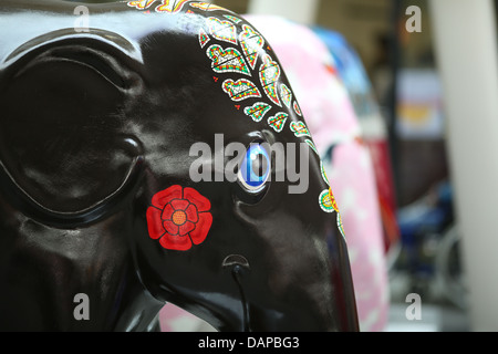 Elephant Parade kommt zu Kings Cross Station in London, Juli 2013. Eine nationale Tour folgt. Stockfoto