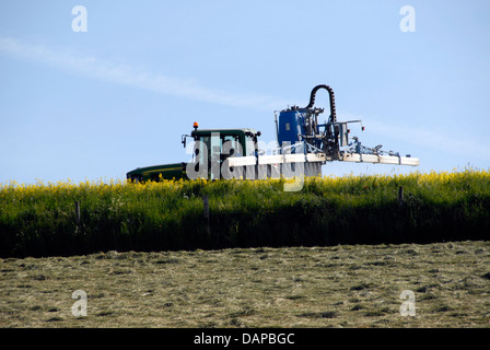 Auf dem Bauernhof Traktor Spritzen Ernten in Sussex England UK Stockfoto