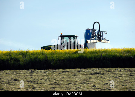 Auf dem Bauernhof Traktor Spritzen Ernten in Sussex England UK Stockfoto