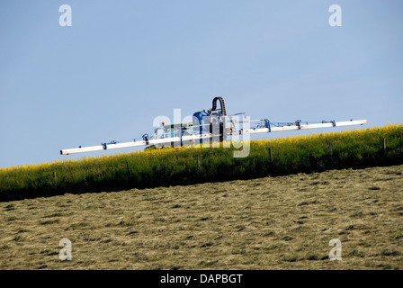 Auf dem Bauernhof Traktor Spritzen Ernten in Sussex England UK Stockfoto