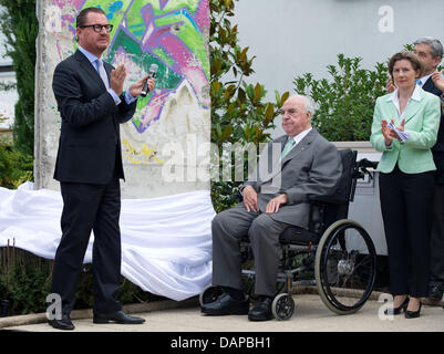 Der ehemalige deutsche Bundeskanzler Helmut Kohl (m), der Chefredakteur der Boulevardzeitung "Bild, Kai Diekmann (l) und Maike Kohl-Richter enthüllen ein Stück der Berliner Mauer, die in den Garten von Helmut Kohl in Ludwigshafen, Deutschland, 9. August 2011 gestellt werden. Am 13. August ist es der 50. Jublee der Bau der Berliner Mauer. Foto: Uwe Anspach Stockfoto