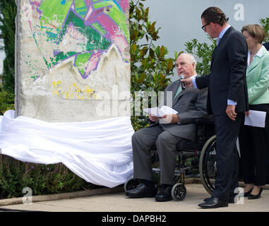 Der ehemalige deutsche Bundeskanzler Helmut Kohl (l), Chefredakteur der Boulevardzeitung "Bild, Kai Diekmann (m) und Maike Kohl-Richter enthüllen ein Stück der Berliner Mauer, die in den Garten von Helmut Kohl in Ludwigshafen, Deutschland, 9. August 2011 gestellt werden. Am 13. August ist es der 50. Jublee der Bau der Berliner Mauer. Foto: Uwe Anspach Stockfoto