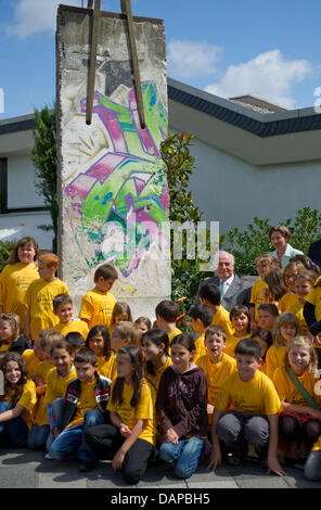 Der ehemalige deutsche Bundeskanzler Helmut Kohl (2-R) und seine Frau Maike Kohl-Richter stellen mit Kindern der Grundschule Rupprecht neben ein Stück der Berliner Mauer, die in den Garten von Helmut Kohl in Ludwigshafen, Deutschland, 9. August 2011 gestellt werden. Am 13. August ist es der 50. Jublee der Bau der Berliner Mauer. Foto: Uwe Anspach Stockfoto