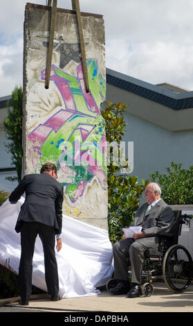 Der ehemalige deutsche Bundeskanzler Helmut Kohl (r), Chefredakteur der Boulevardzeitung "Bild-Zeitung, Kai Diekmann (l) enthüllen ein Stück der Berliner Mauer, die in den Garten von Helmut Kohl in Ludwigshafen, Deutschland, 9. August 2011 gestellt werden. Am 13. August ist es der 50. Jublee der Bau der Berliner Mauer. Foto: Uwe Anspach Stockfoto