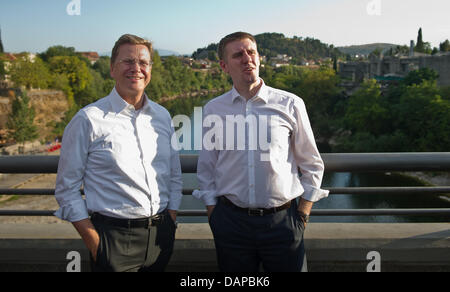 Der deutsche Außenminister Guido Westerwelle (l) und der Premierminister von Montenegro, Igor Luksic (r) treffen sich in Podorica, Montenegro, 9. August 2011. Westerwelle ist auf dem Balkan an der ersten Station seiner drei-Tages-Reise angekommen. Foto: HANNIBAL Stockfoto