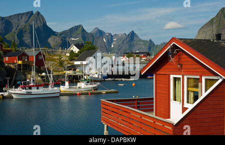 Angelboote/Fischerboote liegen in dem kleinen Hafen in der Fischerei Dorf Reine auf der Saite der Inseln bekannt als Lofoten, Norwegen, 24. Juli 2011 verankert. Foto: Patrick Pleul Stockfoto