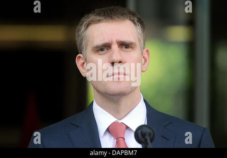 Montenegros Ministerpräsident Igor Luksic hält eine Pressekonferenz nach seinem Treffen mit Bundesaußenminister Guido Westerwell in Podgorica, Montenegro, 9. August 2011. Foto: Hannibal Stockfoto