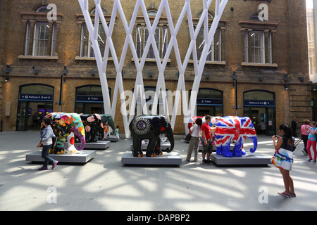 Elephant Parade kommt zu Kings Cross Station in London, Juli 2013. Eine nationale Tour folgt. Stockfoto