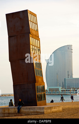 Skulptur "Der verwundete Star" von Rebeca Horn und Hotel W, bekannt als Hotel Vela von Ricard Bofill, 2010. Port Vell, Barcelona.Spain Stockfoto