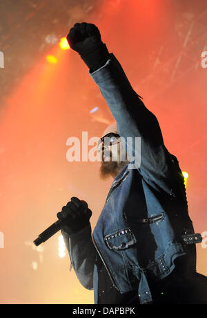 Rob Halford, Sänger der britischen Heavy-Metal-Band Judas Priest, führt in der o2 World in Berlin, Deutschland, 9. August 2011. Der EPITAPH World Tour werden die letzten Welttournee der Band. Foto: Britta Pedersen Stockfoto