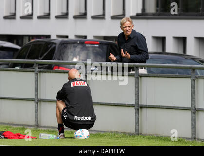 Sportlicher Leiter Volker Finke (R) und Trainer des 1. FC Köln Stale Solbakken diskutieren während einer Trainingseinheit am Geissbockheim in Köln, 10. August 2010. Foto: ROLF VENNENBERND Stockfoto