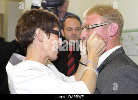 Mann Helmut gratuliert dem neuen Ministerpräsidenten des Saarlandes Annegret Kramp-Karrenbauer nach der Wahl im Landtag in Saarbrücken, 10. August 2011. Nach dem zweiten Wahlgang wurde Christus demokratischen Annegret Kramp-Karrenbauer des Ministerpräsidenten des Saarlandes gewählt. Der 49-jährige gewann eine einfache Mehrheit von 26 Stimmen. Foto: Becker & Bredel Stockfoto