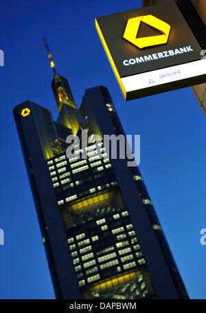 Datei - eine Archiv Bild datiert 22. Februar 2011 zeigt die zentrale der Commerzbank in Frankfurt/Main, Deutschland. Commerzbank wird zur 10. August 2011 seine Quartalszahlen vorlegen. Foto: Arne Dedert Stockfoto