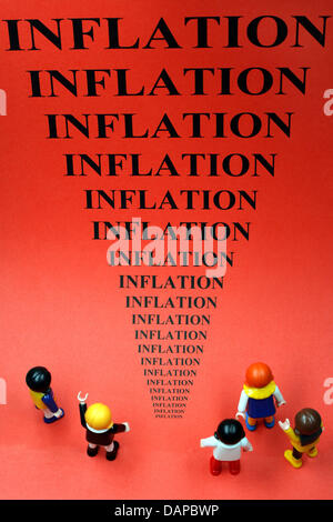 Datei - eine Archiv Bild datiert 8. September 2008 zeigt Spielfiguren vor dem Schreiben "Inflation" in Schwerin, Deutschland. Das statistische Bundesamt wird die Inflationsrate für Juli 2011 am 10. August 2011 präsentieren. Foto: Jens Büttner Stockfoto