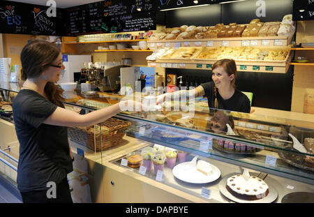 Die Kuchen-Angebot der erste vegane Supermarkt Europas "Veganz" ist in der Schivelbeiner Straße in Berlin-Prenzlauer Berg, Deutschland, 9. August 2011 abgebildet. Der Markt bietet 6.000 Produkte aus mehr als 70 Unternehmen weltweit. Foto: Jens Kalaene Stockfoto