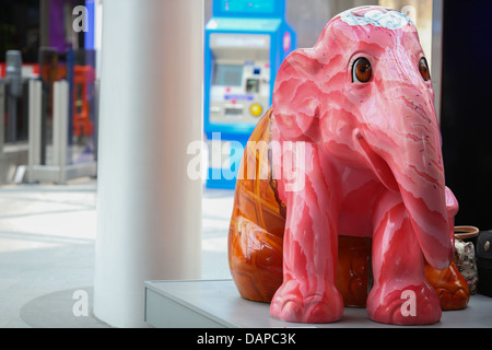 Elephant Parade kommt zu Kings Cross Station in London, Juli 2013. Eine nationale Tour folgt. Stockfoto